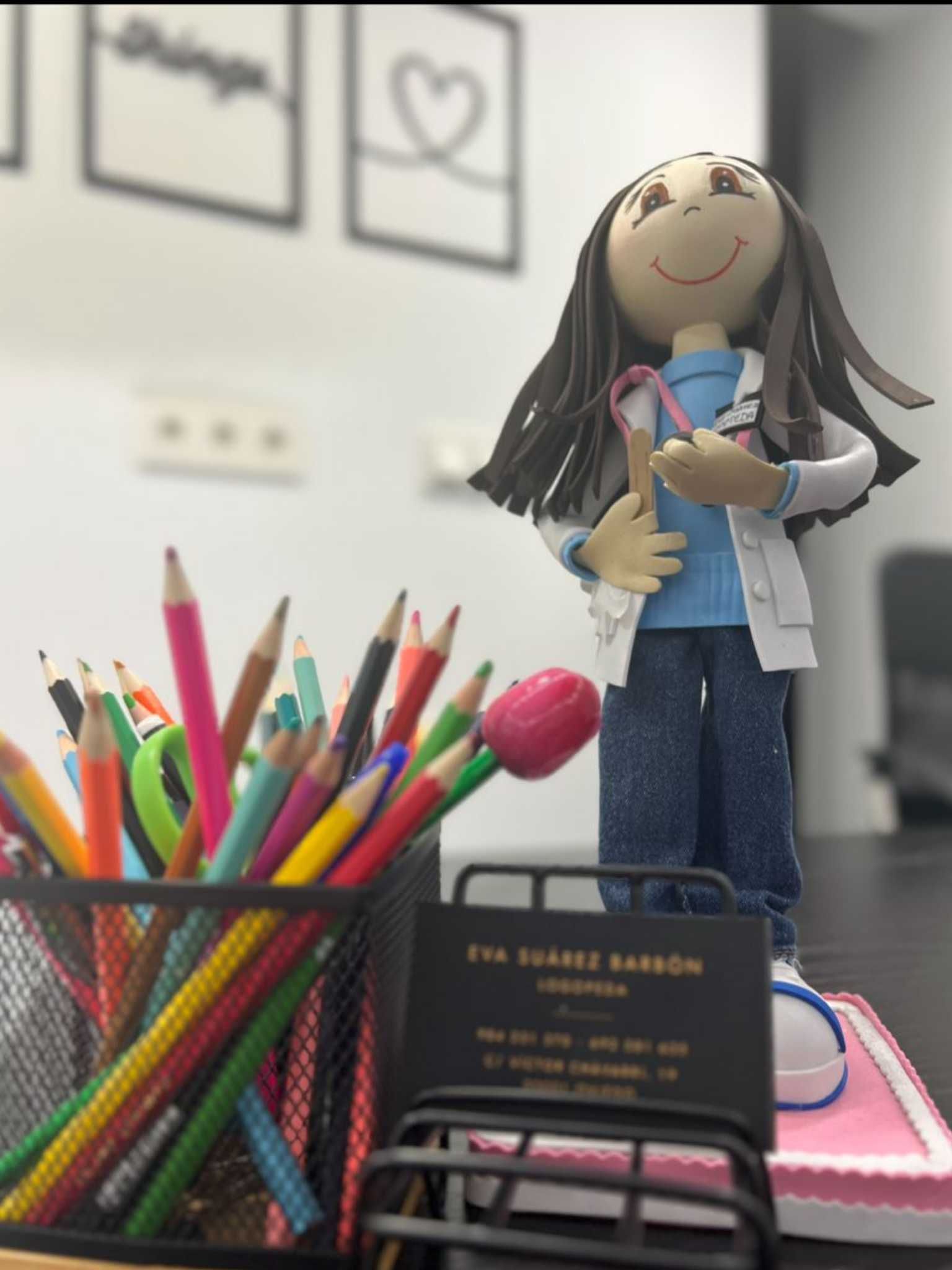 Un profesional sanitario con guantes sostiene un estetoscopio contra la mejilla de una persona.