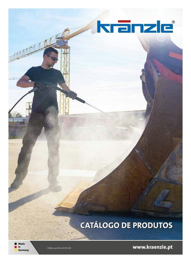 Homem usando uma lavadora de alta pressão em concreto. Capa do catálogo da Kränzle.