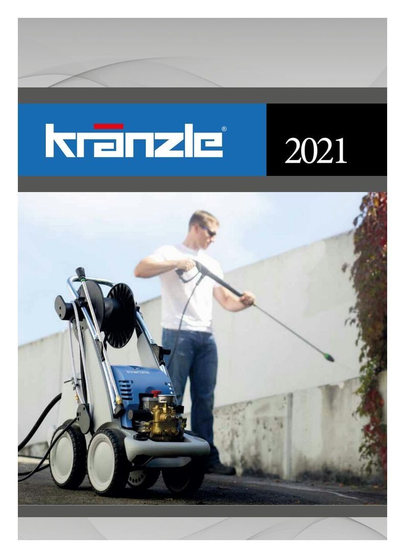 Capa do catálogo Kranzle 2021. Homem usando uma lavadora de alta pressão no asfalto perto de uma parede branca.