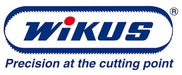 Logotipo da WIKUS: texto azul e contorno de lâmina de serra; ponto vermelho; slogan 