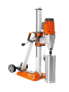 Perfuratriz de núcleo, laranja e prata, montada sobre rodas, perfurando um furo no concreto.