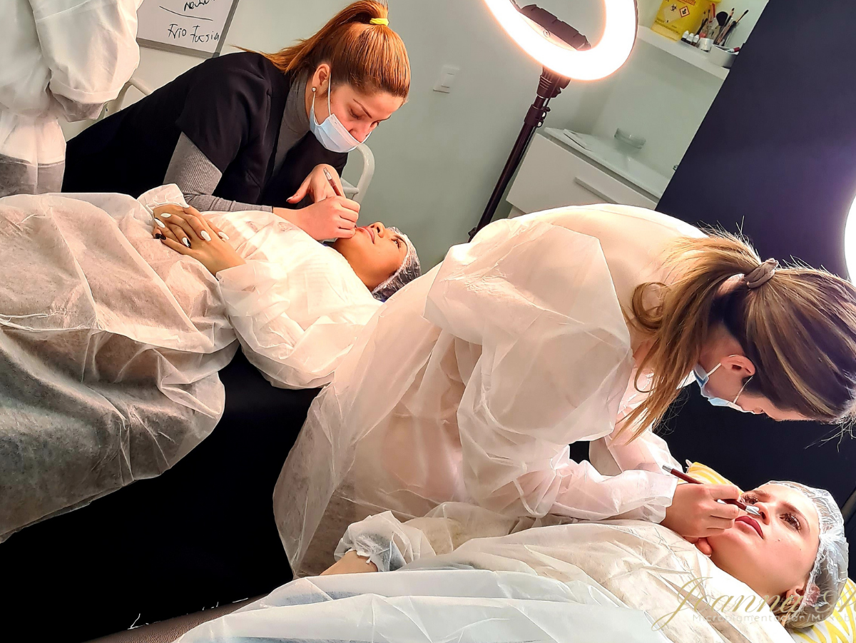 Una mujer se está depilando las cejas en un salón de belleza.