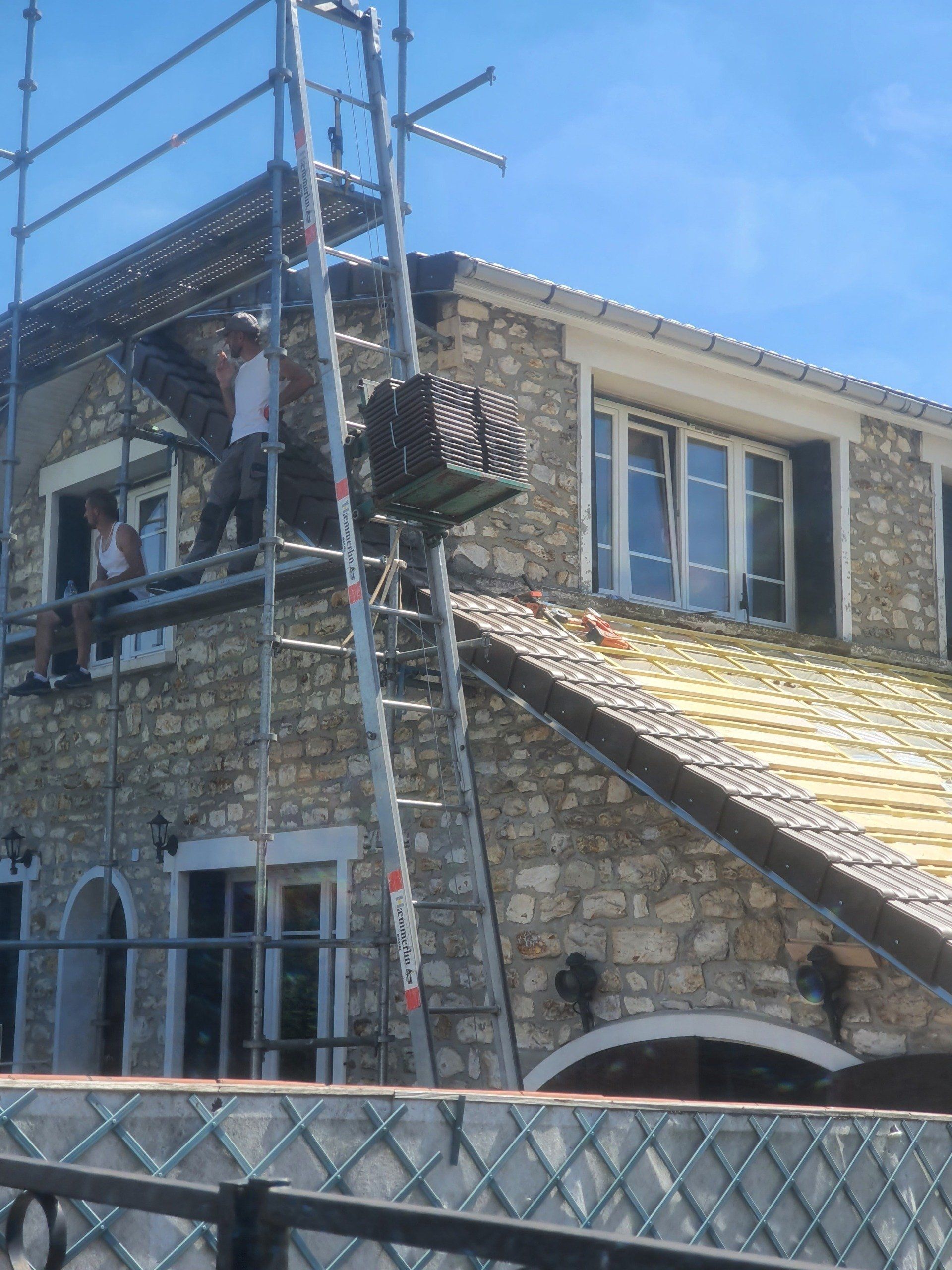 Rénovation de maison en pierre, tuile sombre