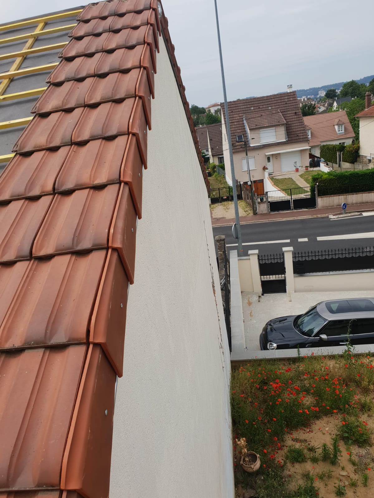 Photo d'une rénovation de toiture et avant toit en tuile