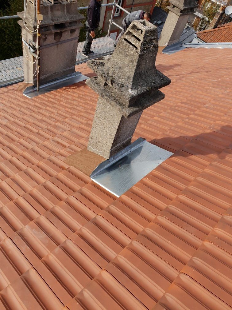 Photo d'une toiture en tuile avec cheminé