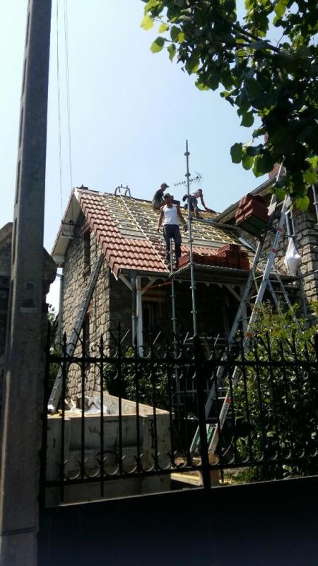 Rénovation sur un toit de maison