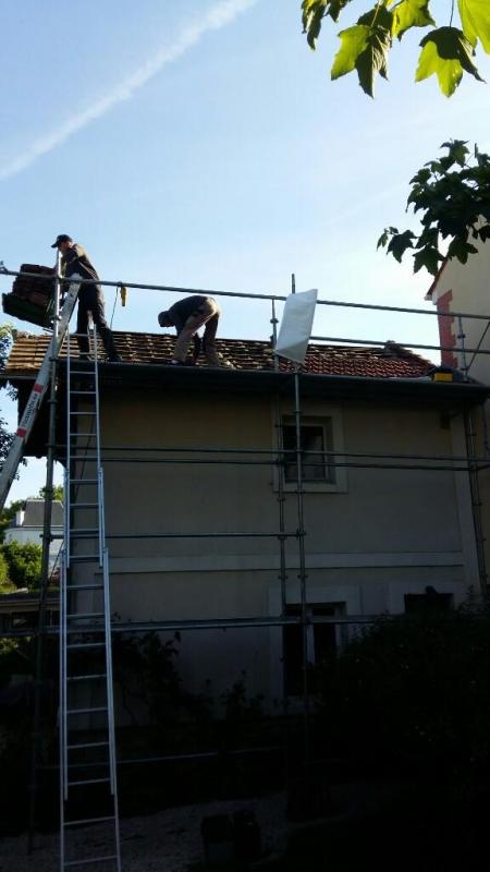 Réparation un toit de maison