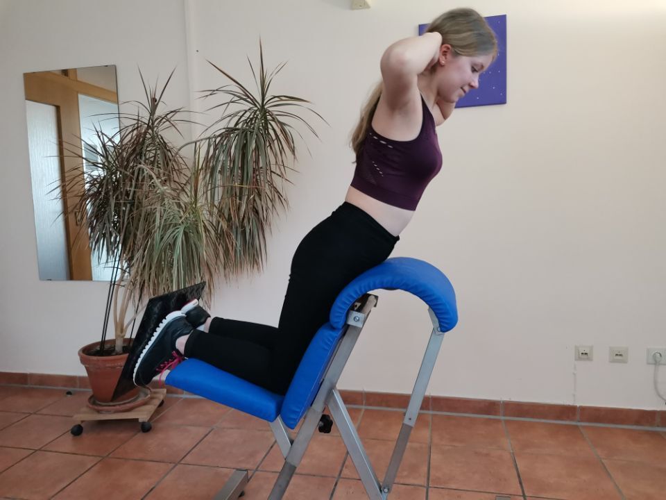 Patientien von Praxis Seckelmann führt Übungen durch