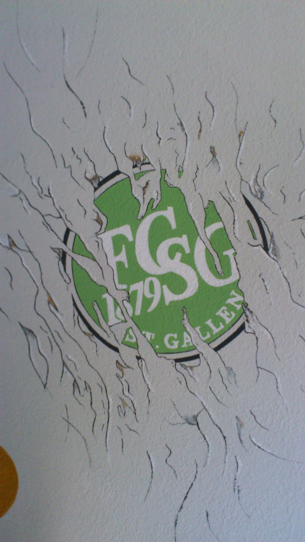 Malzubehör: Farbwanne, Pinsel, Rolle und Farbdose auf einer blaugrünen Oberfläche.