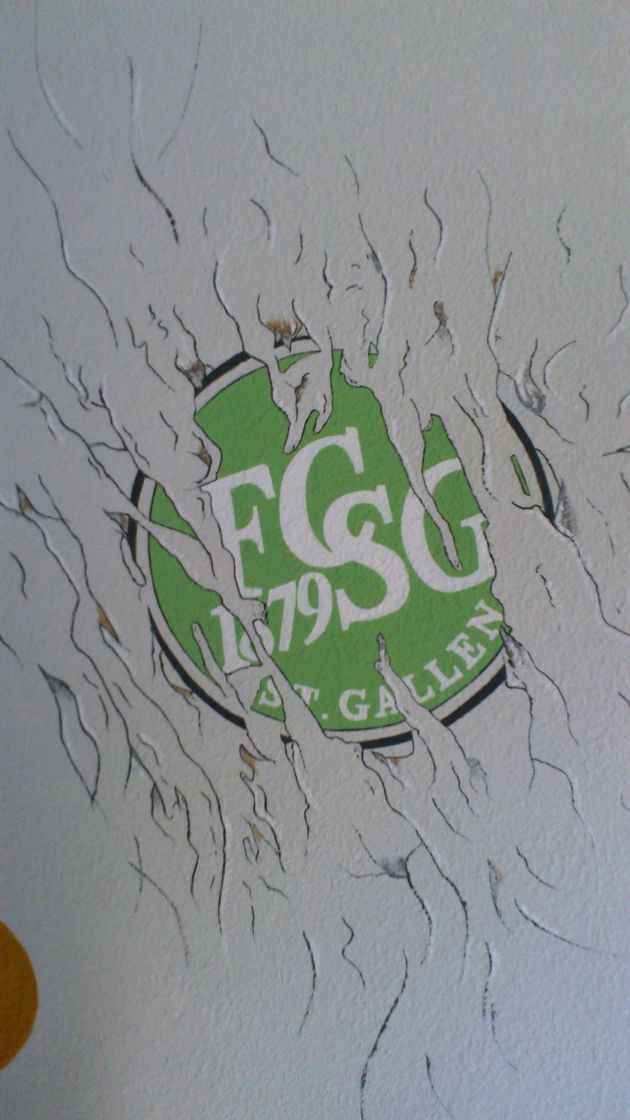 Malzubehör: Farbwanne, Pinsel, Rolle und Farbdose auf einer blaugrünen Oberfläche.