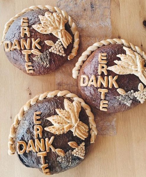 Regale mit diversen frisch gebackenen Brotsorten