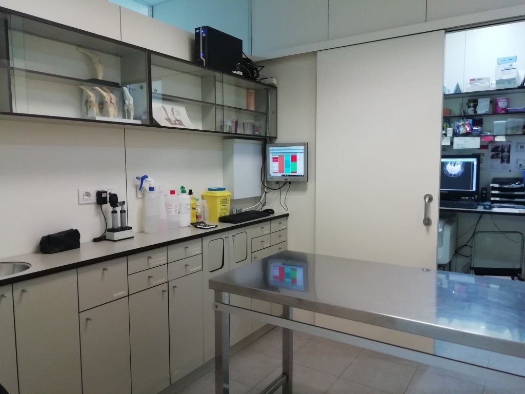 Una cocina con mesa y gabinetes de acero inoxidable.