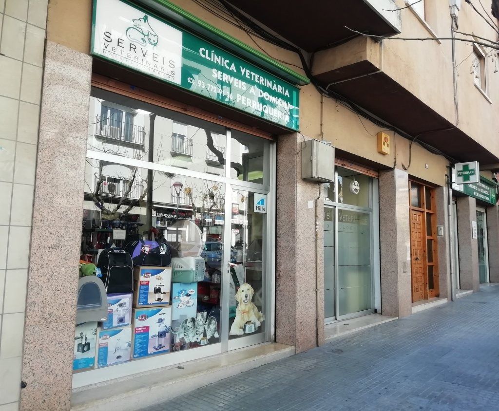 Un escaparate con un cartel que dice clínica veterinaria