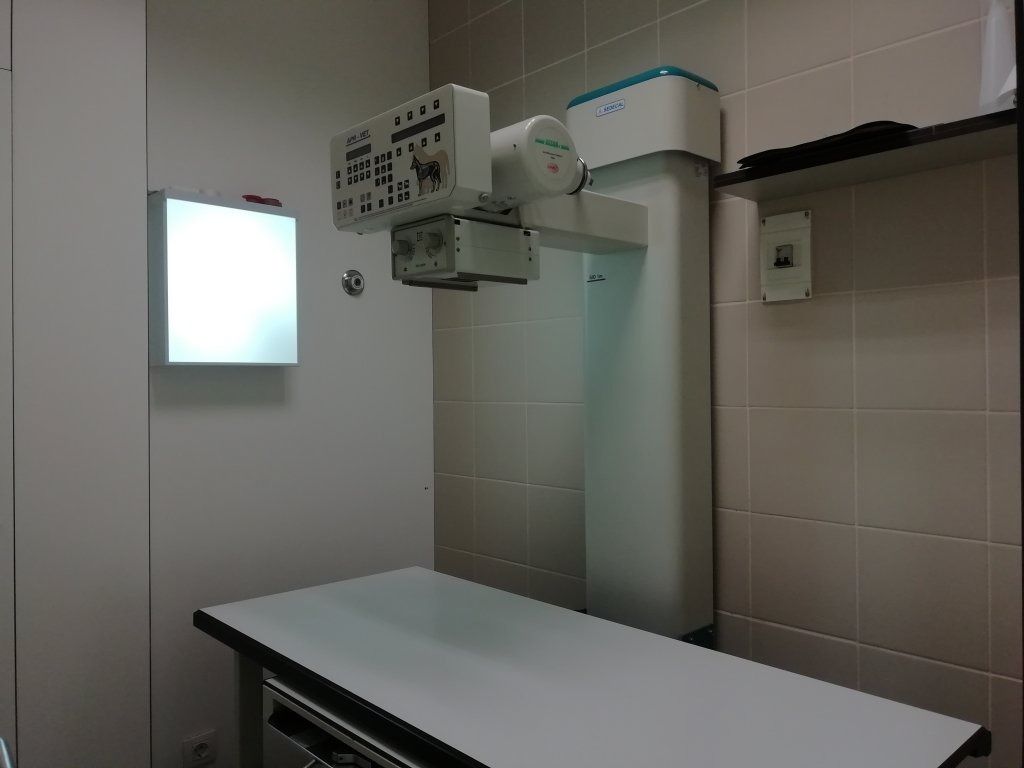 Una máquina de rayos X está colocada encima de una mesa en una habitación.