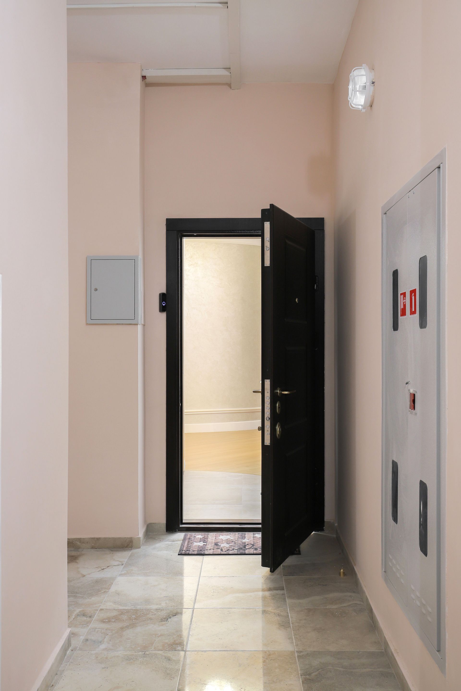 Couloir avec porte blindée noire ouverte