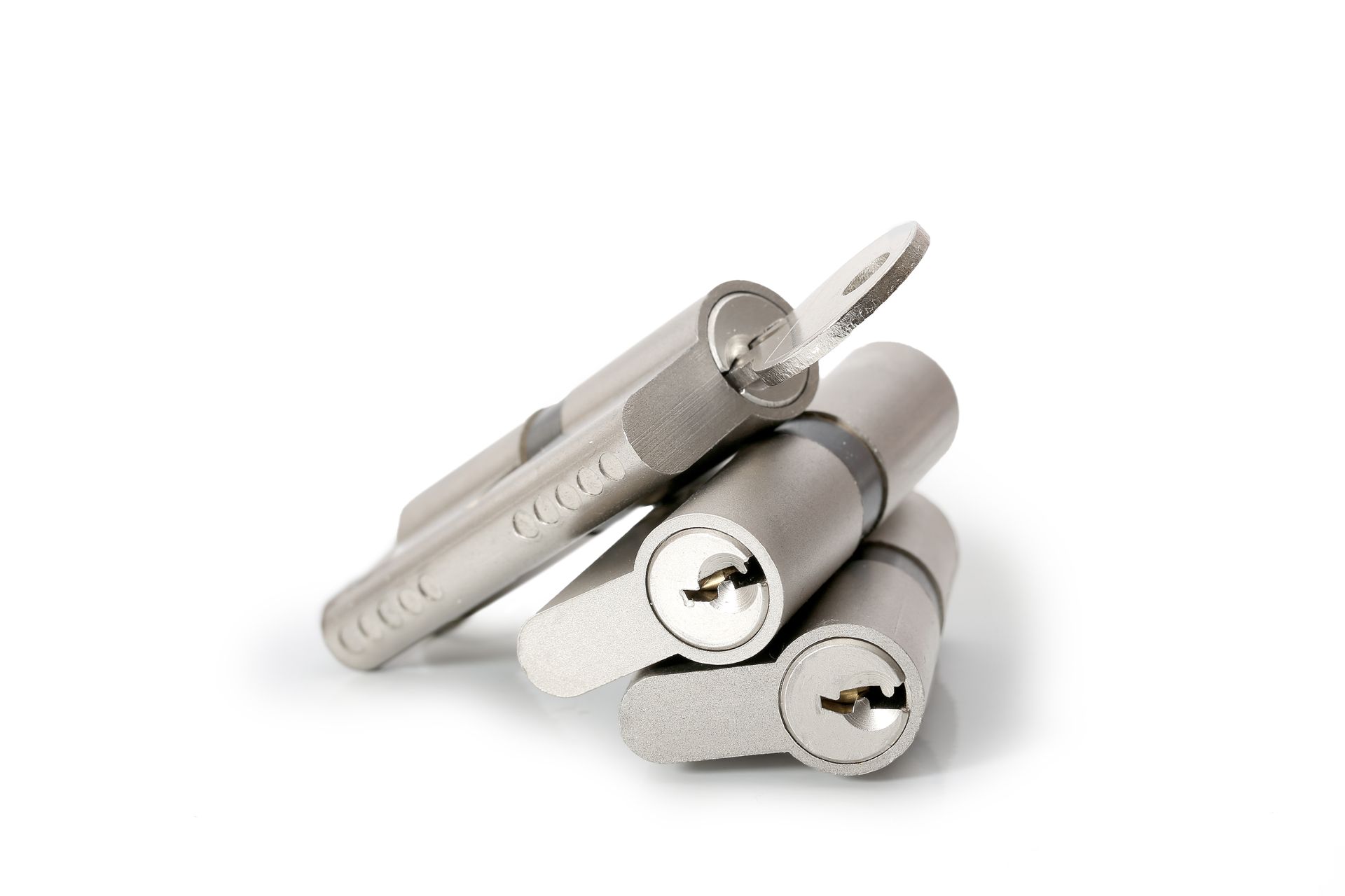 Quatre serrures de porte à cylindre argenté