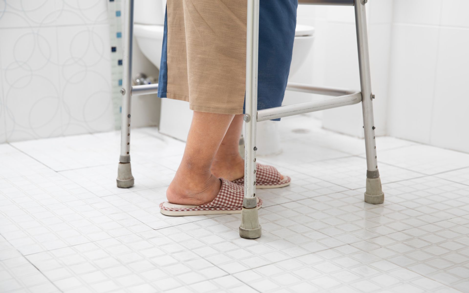 Una mujer está usando un andador en un baño.