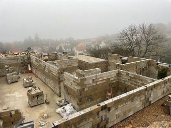 Vaste bâtiment avec une chape de béton et des murs