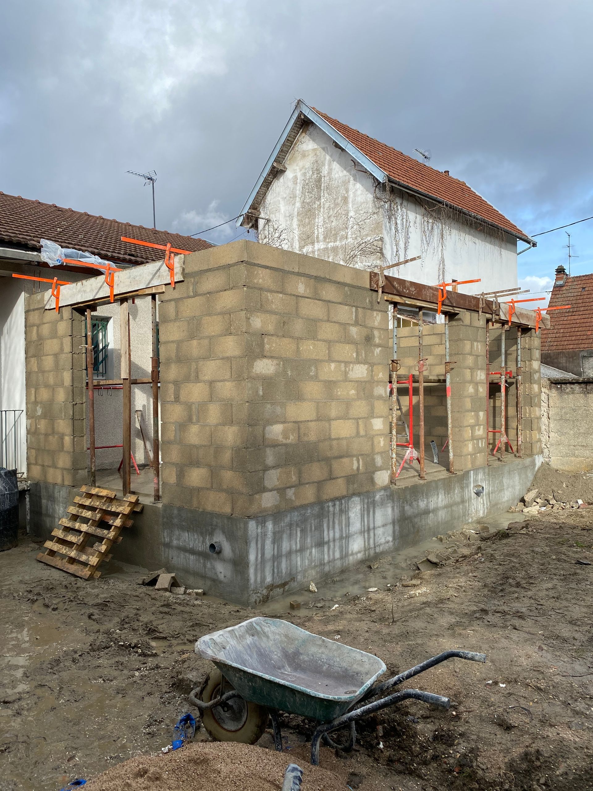 Maison en béton en construction