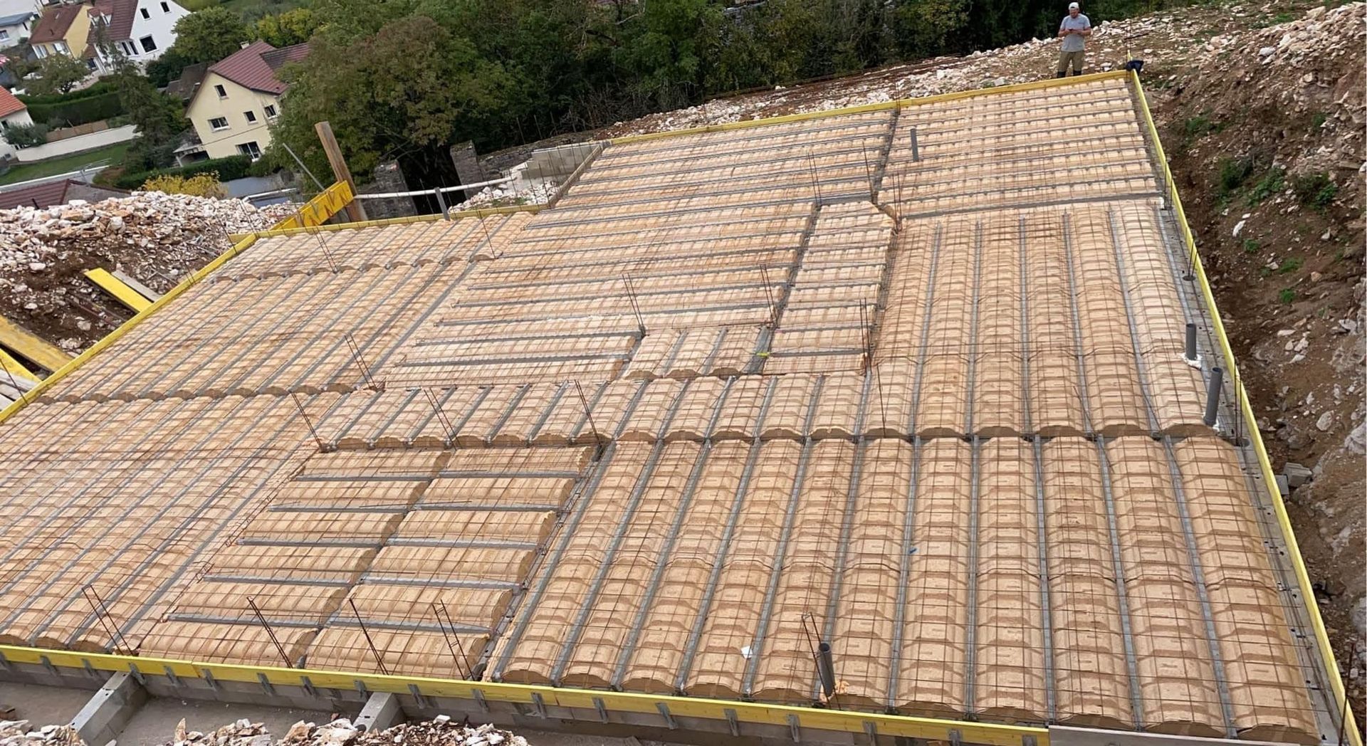 Un homme pose des briques