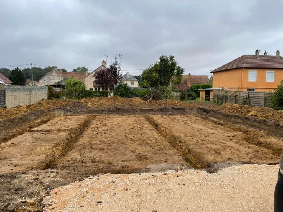 Une pelleteuse charrie de la terre