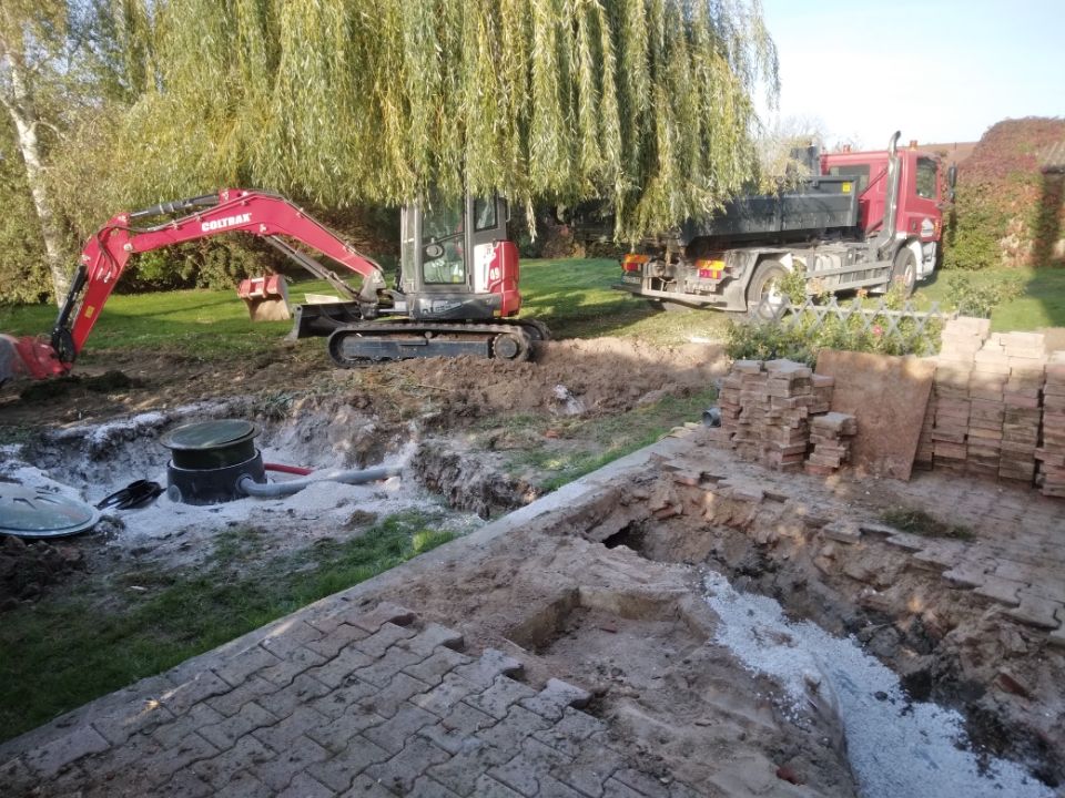 Des tuyaux posés dans un fossé