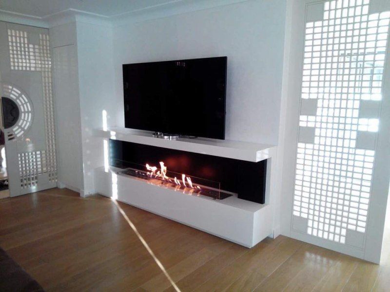 poêle à bois sous télévision