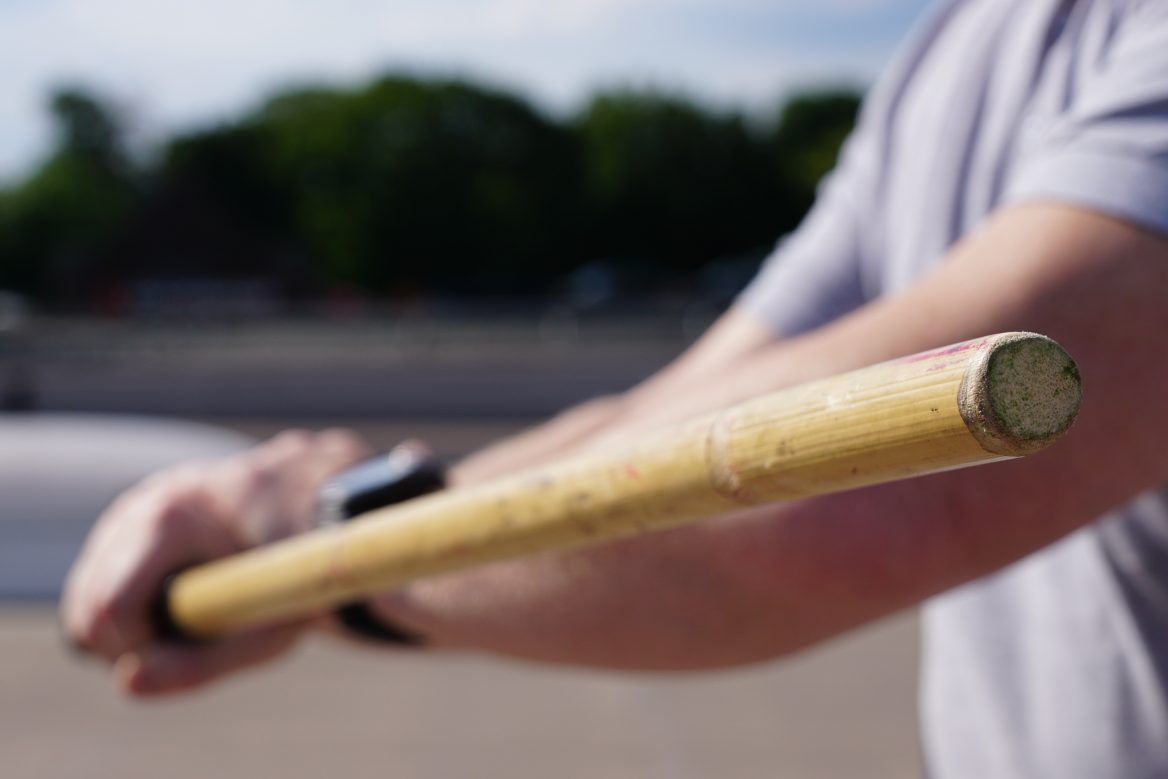 Zwei Kampfsporttrainer üben den Nahkampf.