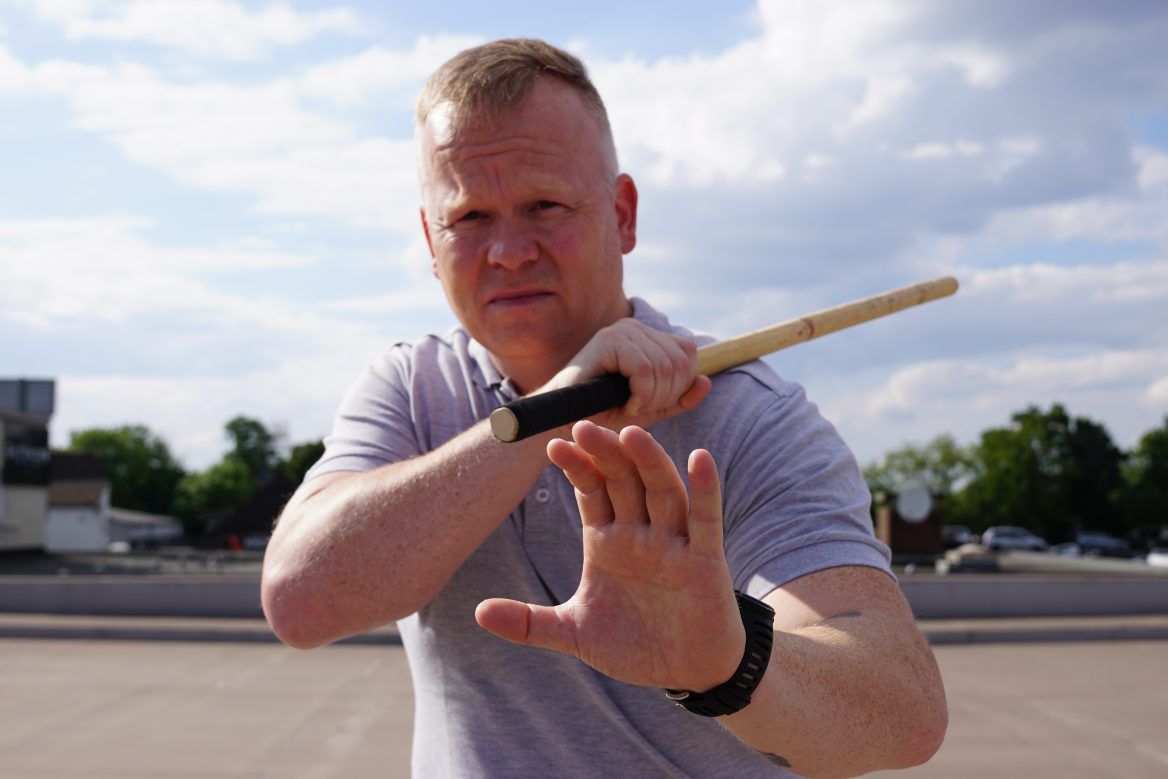 Zwei Kampfsporttrainer üben den Nahkampf.