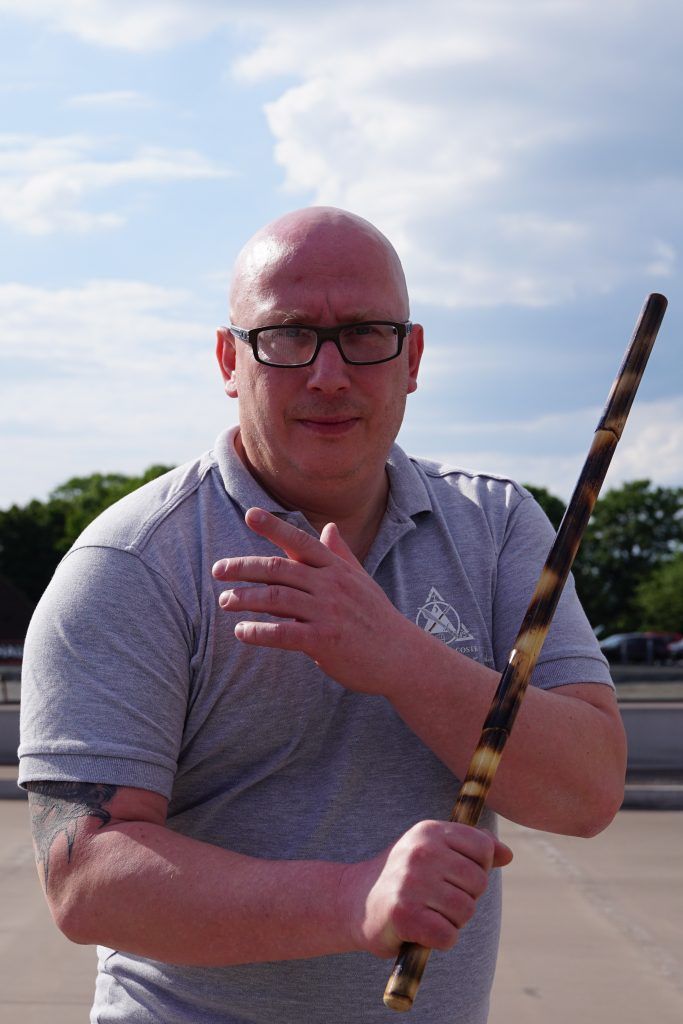 Zwei Kampfsporttrainer üben den Nahkampf.