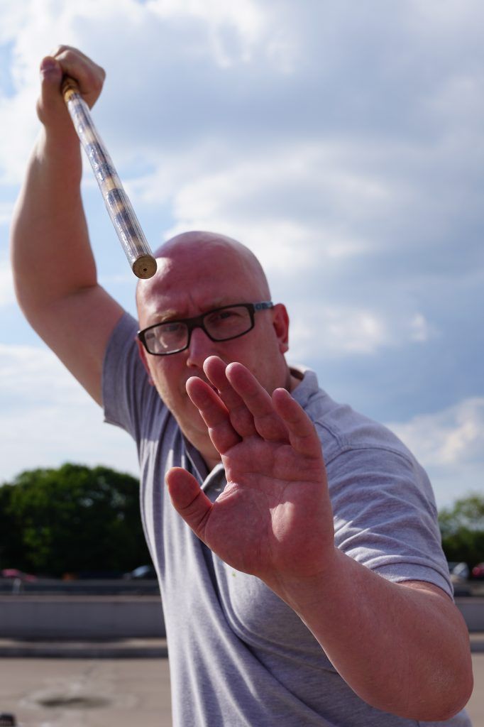 Zwei Kampfsporttrainer üben den Nahkampf.