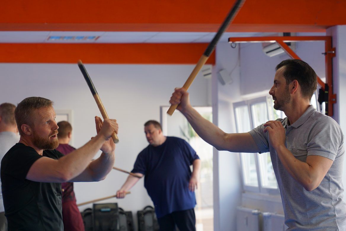 Zwei Kampfsporttrainer üben den Nahkampf.