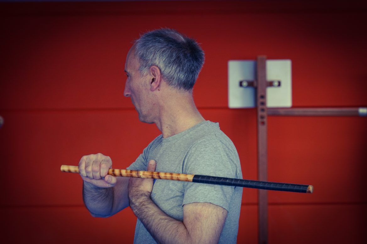 Zwei Kampfsporttrainer üben den Nahkampf.