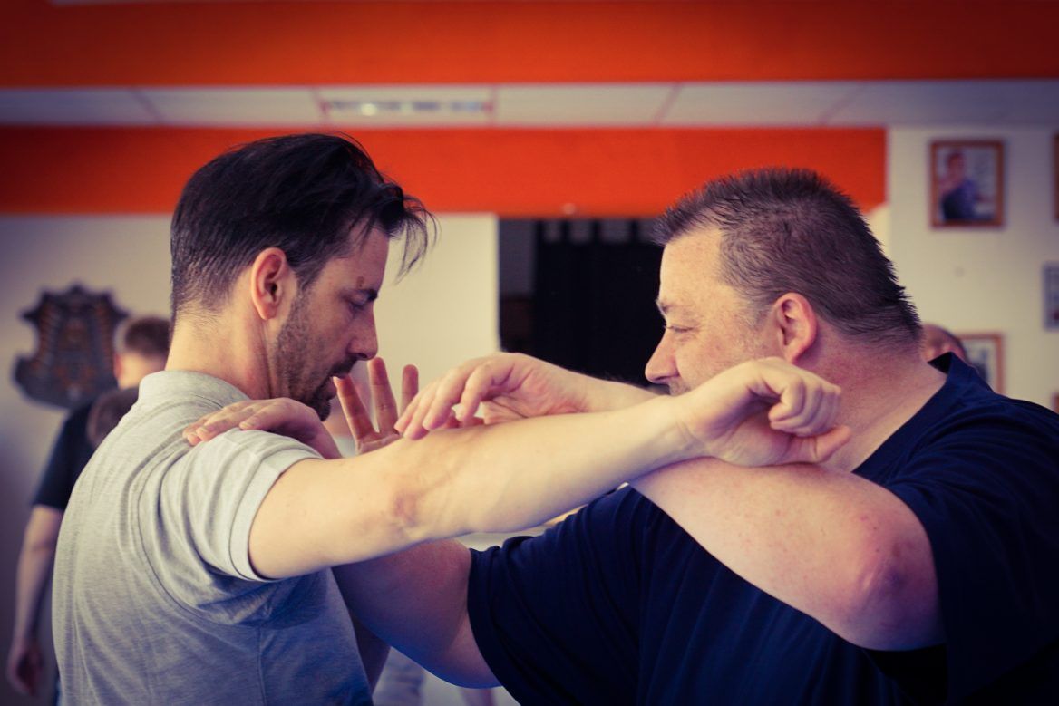 Zwei Kampfsporttrainer üben den Nahkampf.