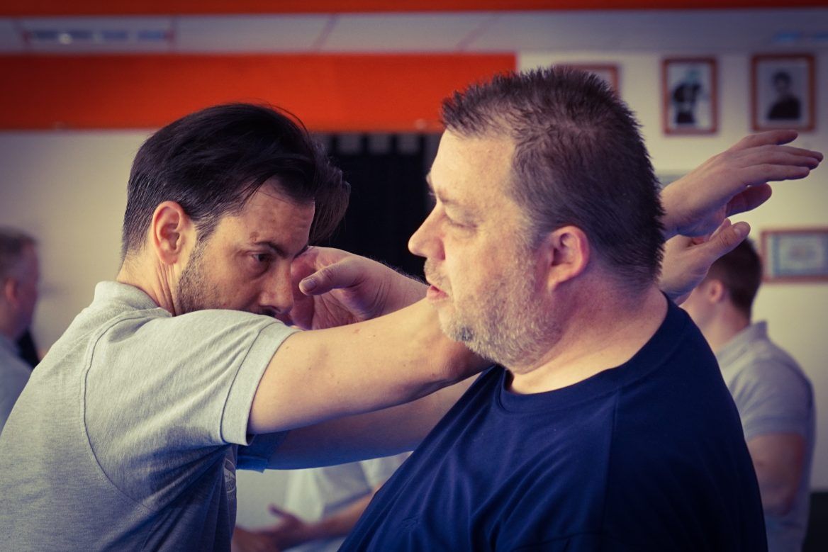 Zwei Kampfsporttrainer üben den Nahkampf.