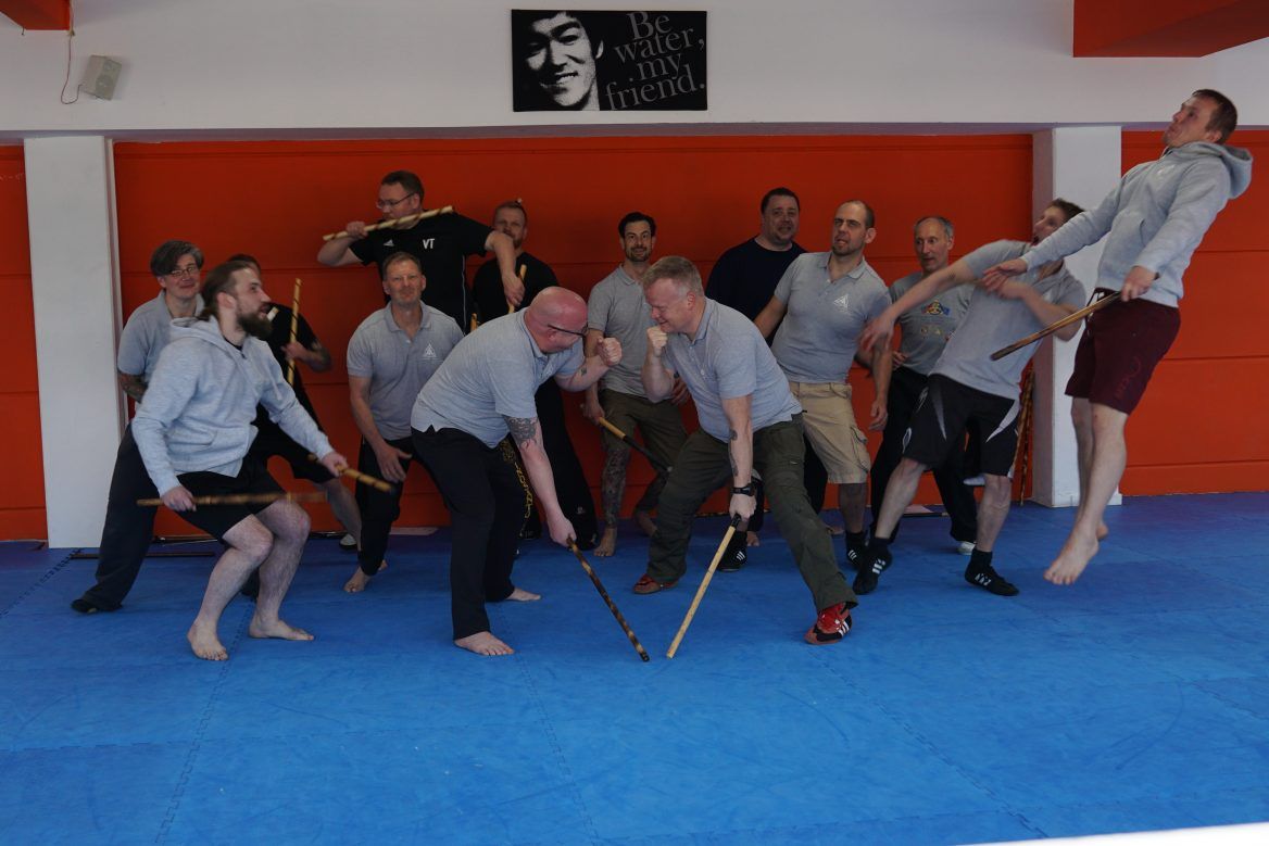 Zwei Kampfsporttrainer üben den Nahkampf.