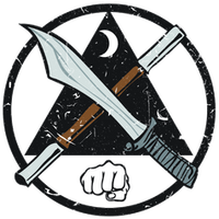 Das Logo der Kampfsportschule Inosanto Lacoste Deutschland zeigt einen gekreuzten Säbel mit einem Stock vor einem schwarzen Dreieck mit einer geballten Faust darunter.