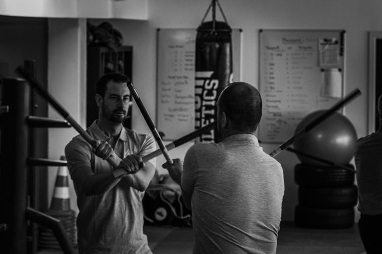 Zwei Kampfsporttrainer demonstrieren den Stockkampf