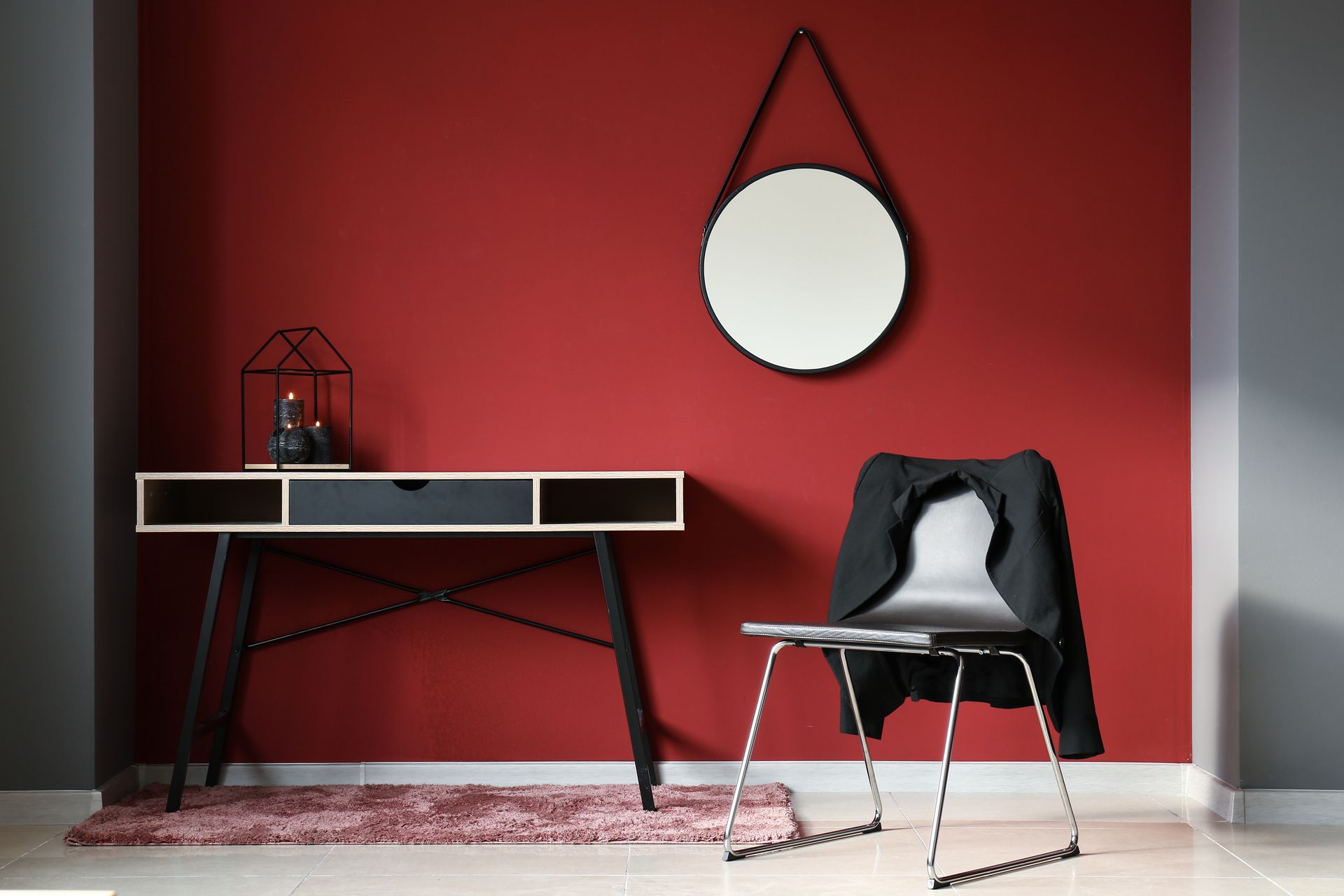 Un bureau faisant office de coiffeuse
