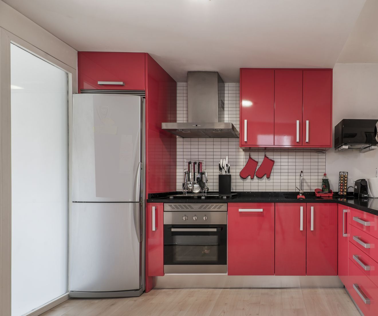Un ensemble de cuisine rouge équipé avec de l'électroménager