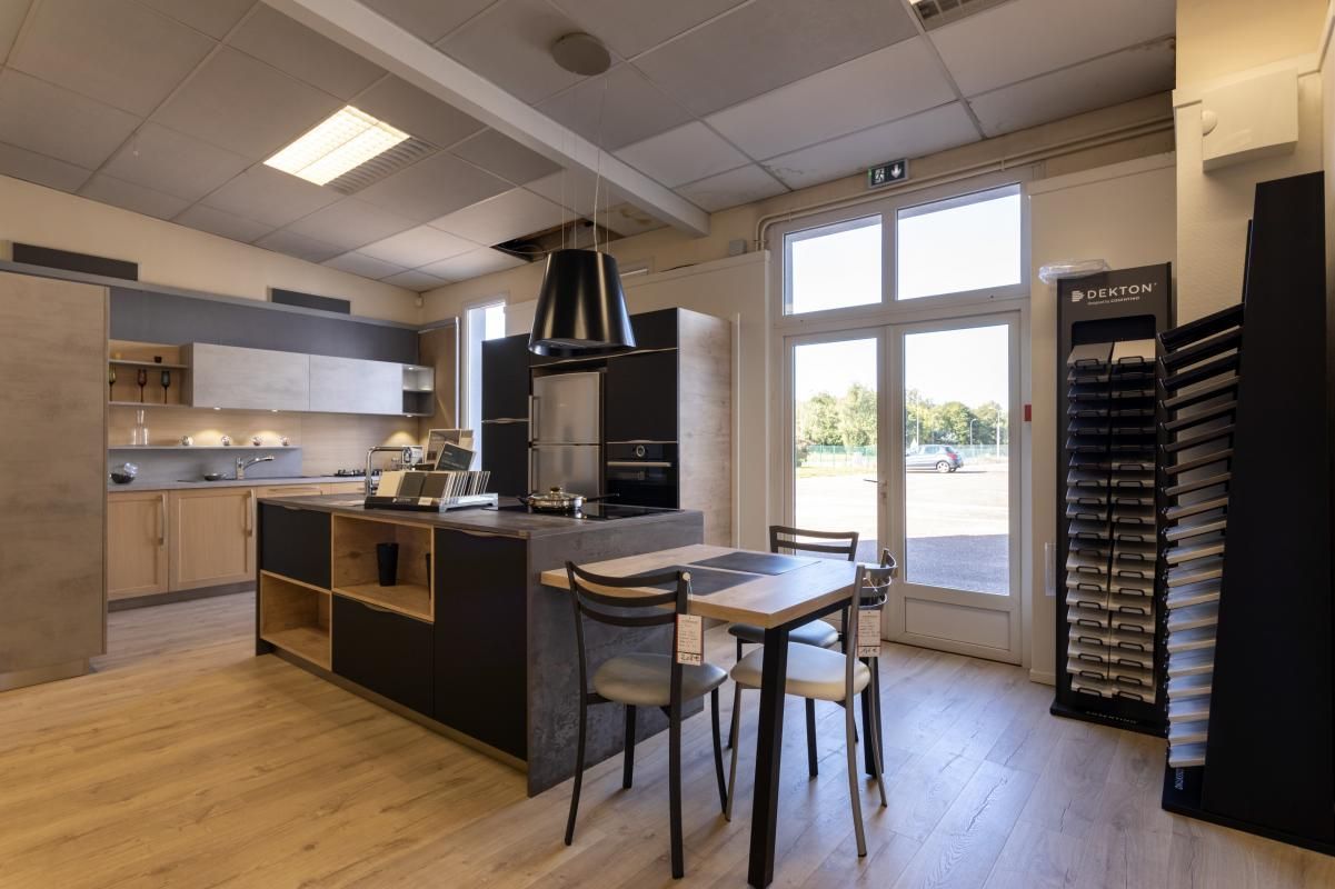 Présentation d'une cuisine dans le showroom BRESSMOBILIER de Cuisery