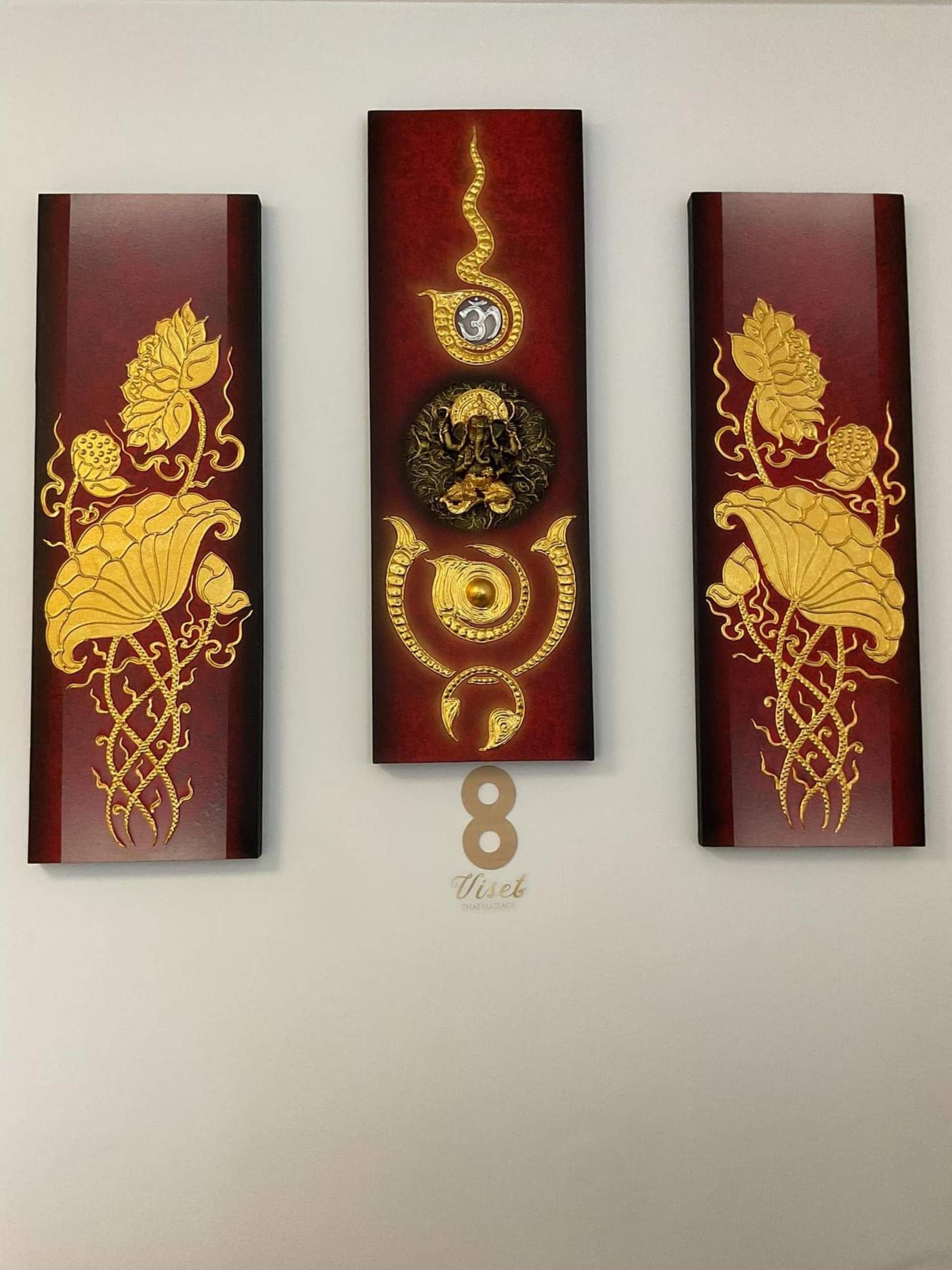 Un tableau avec le chiffre 8 dessus