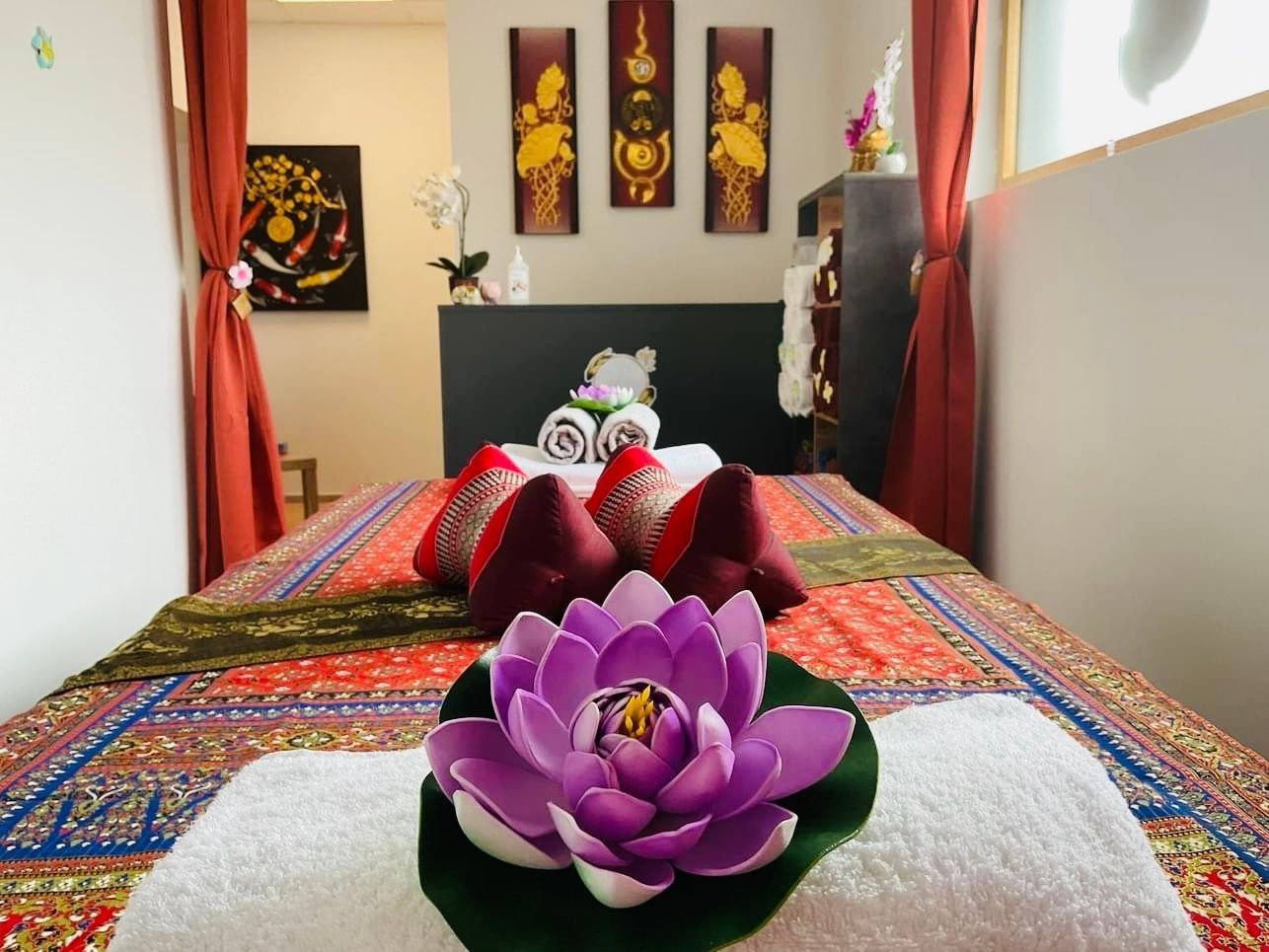 Un lit avec une fleur violette dessus