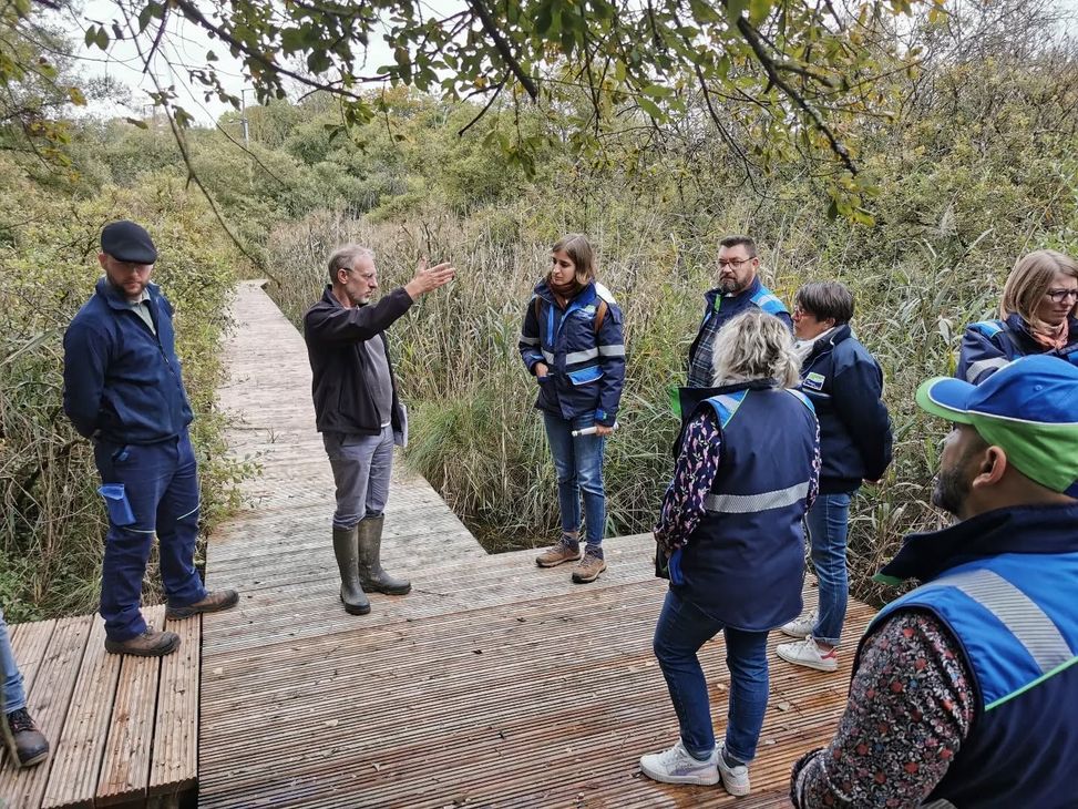 Un groupe de personnes préparent une intervention en forêt