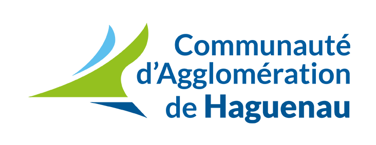 Logo de la Communauté d’Agglomération de Haguenau, texte bleu et vert avec une forme stylisée verte et bleue