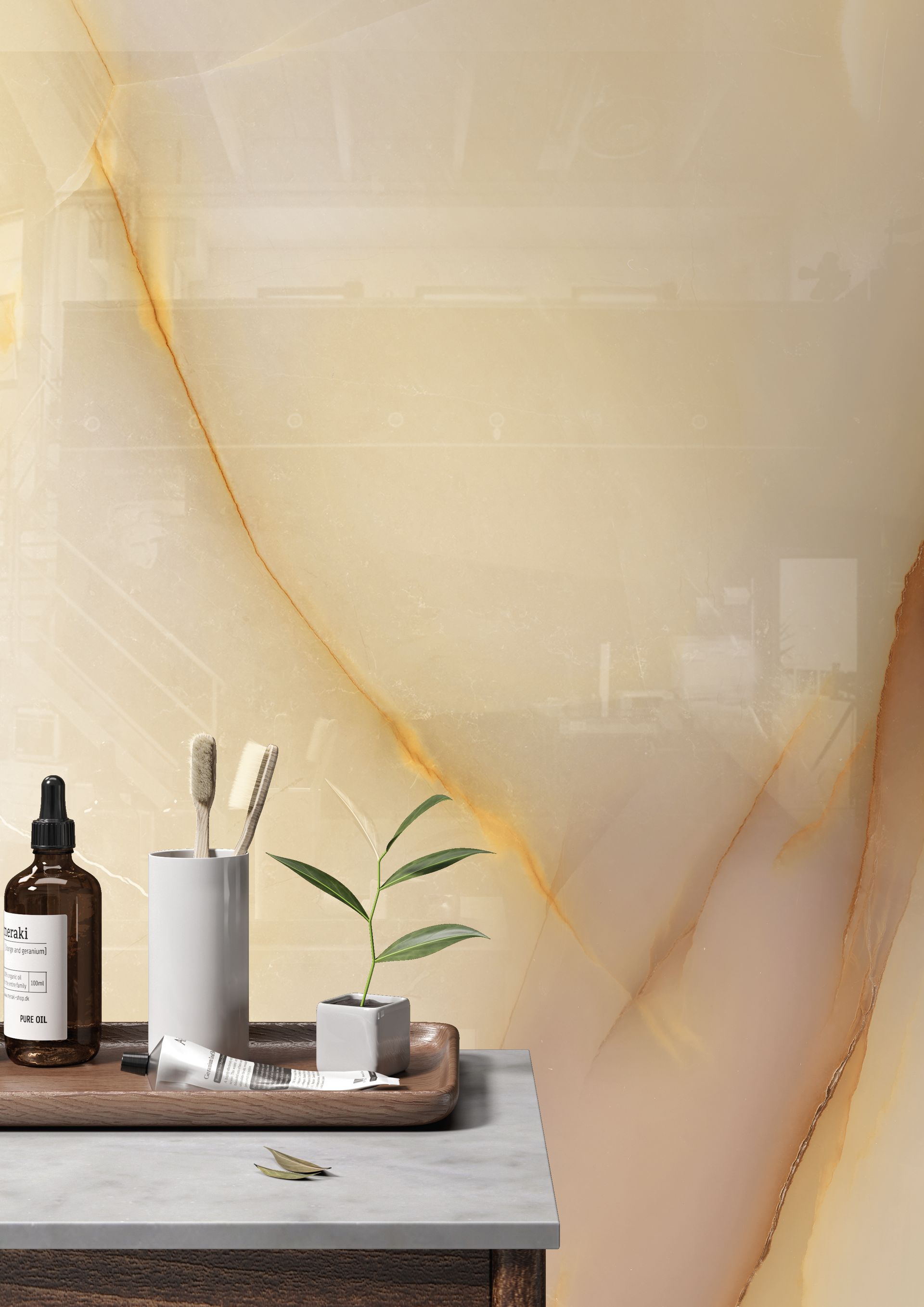 Table de style spa avec bouteilles, bougie et plante contre un panneau mural en marbre beige.