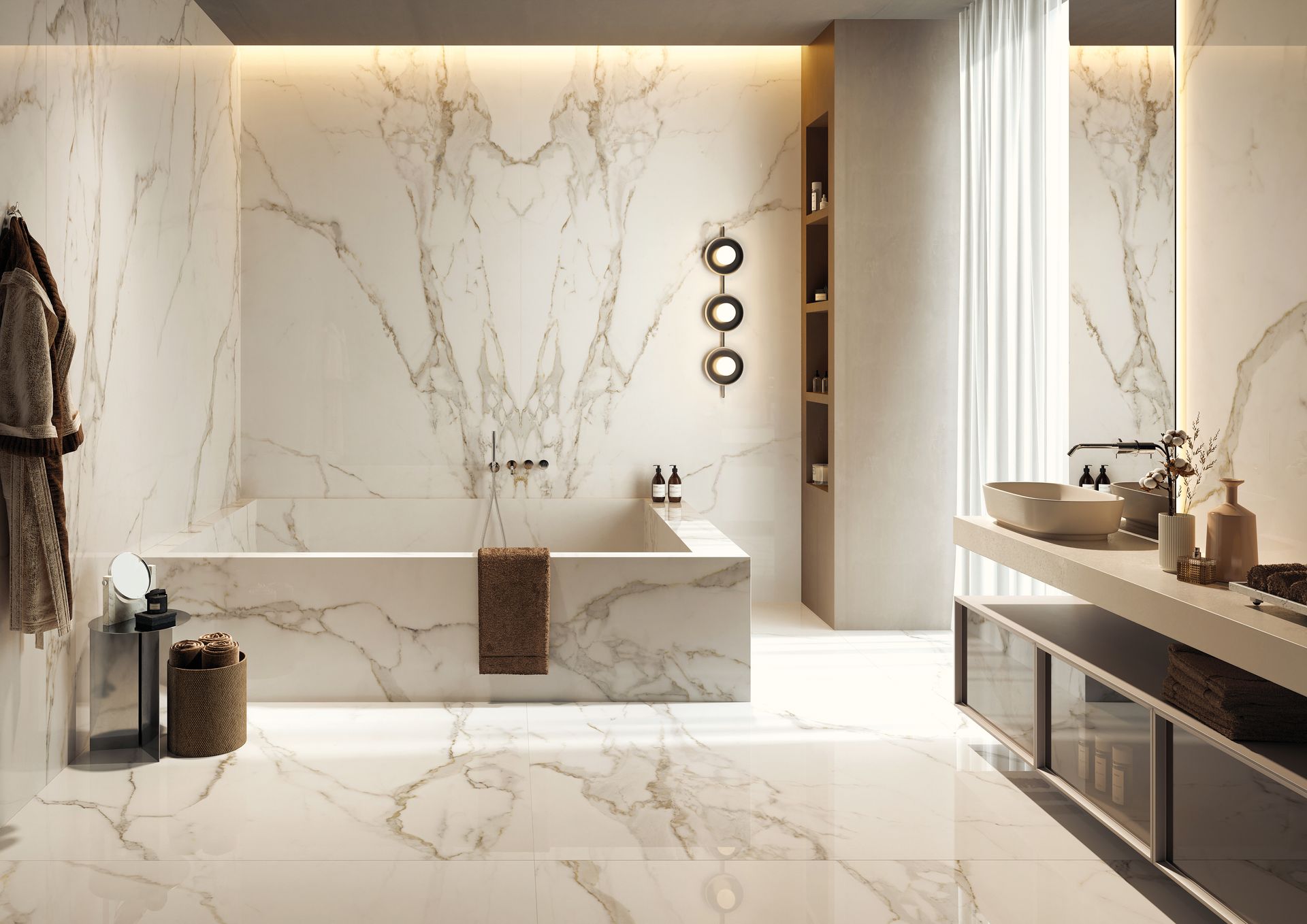 Salle de bains moderne et luxueuse avec murs en marbre, baignoire îlot, éclairage chaleureux et meuble-lavabo.