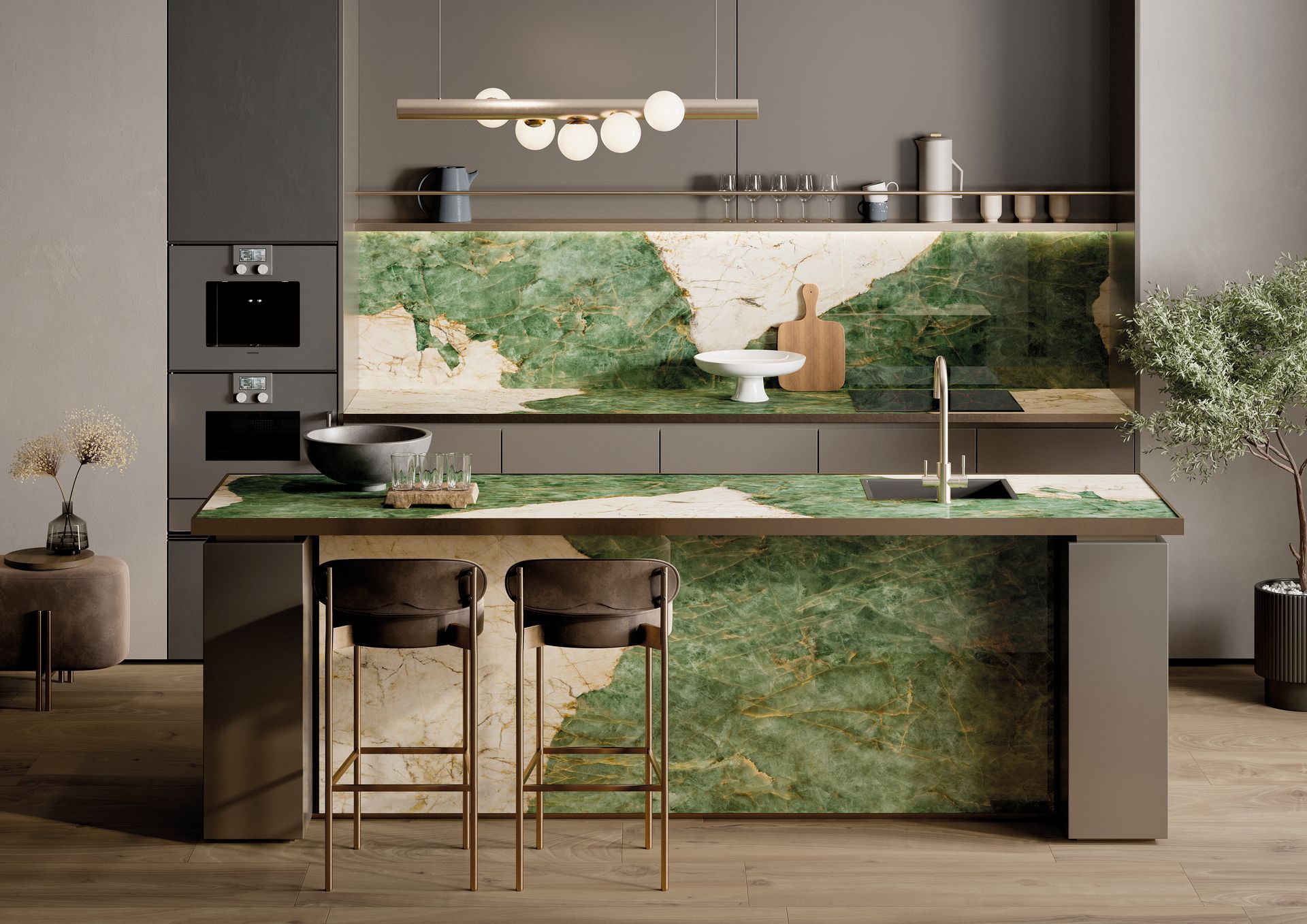 Cuisine moderne avec îlot en pierre verte, tabourets en bois, étagères ouvertes et luminaires suspendus