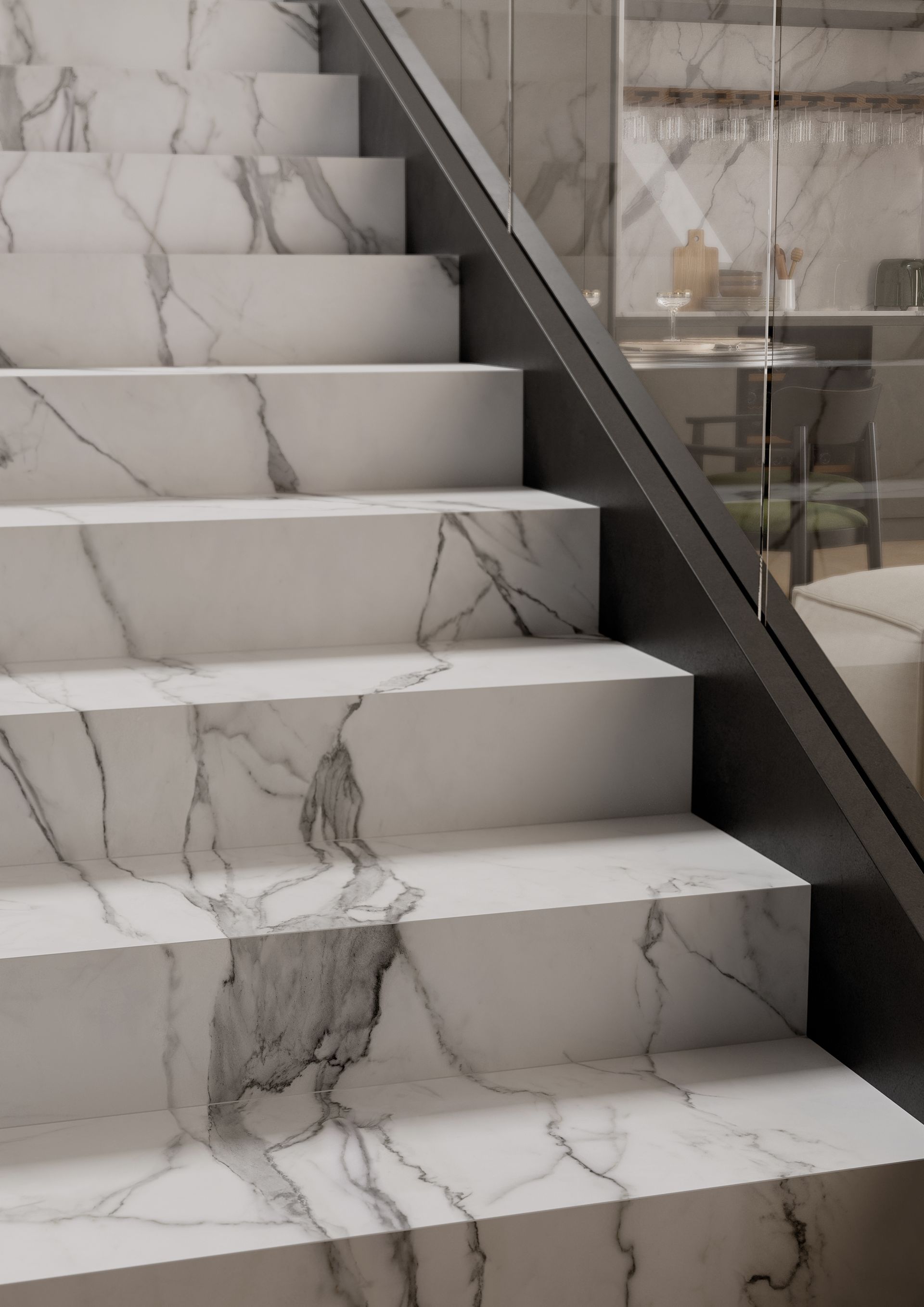 Escalier en marbre blanc veiné de gris, jouxtant une balustrade et un mur en verre.
