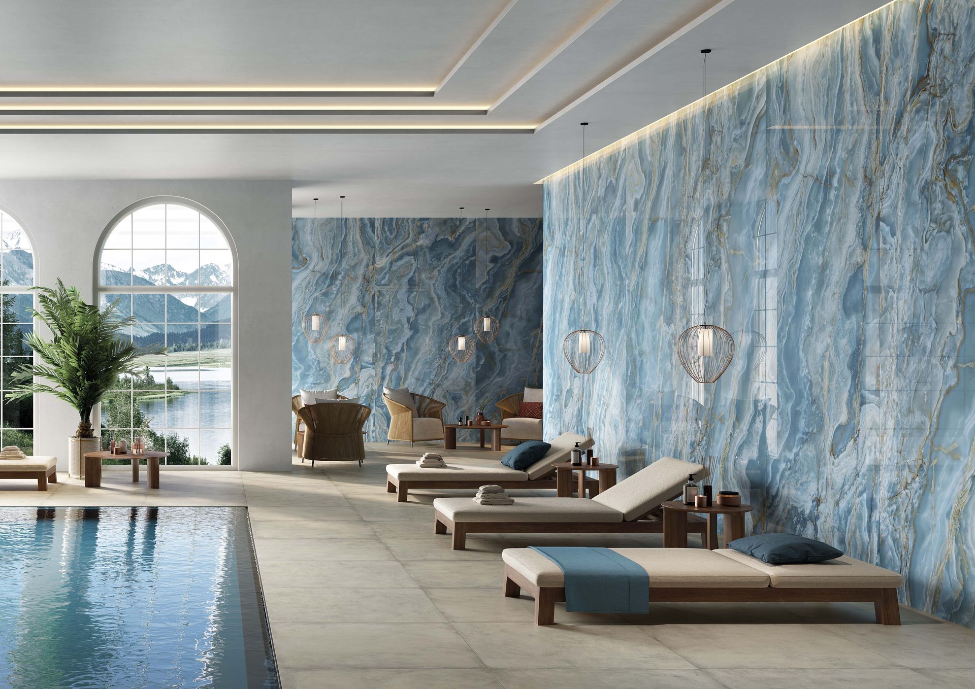 Luxueux salon de piscine intérieure avec murs en marbre bleu, grandes fenêtres et transats au bord de l'eau